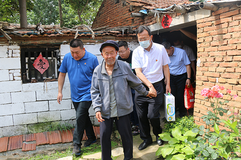 董事长到扶贫村慰问.jpg